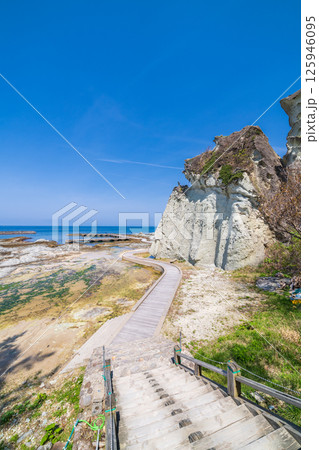 「青森県」仏ヶ浦の遊歩道 下北半島 「青森県」仏ヶ浦の遊歩道 下北半島 125946095