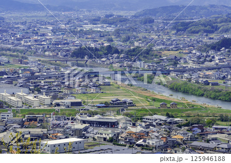 津山バイパスと吉井川　岡山県津山市 125946188