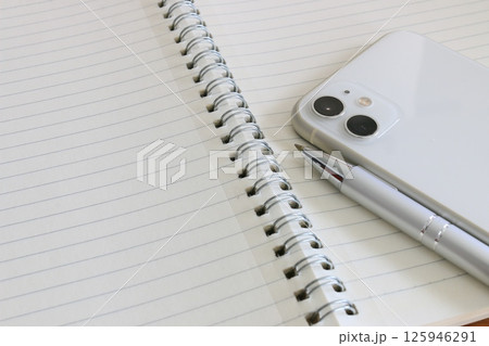 ノートとスマホとボールペン　学習　教育イメージ 125946291