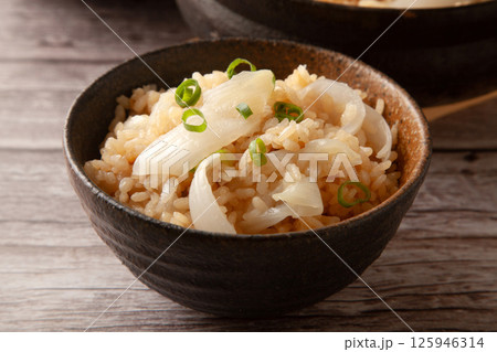 新玉ねぎの炊き込みご飯 新玉ねぎの炊き込みご飯 125946314