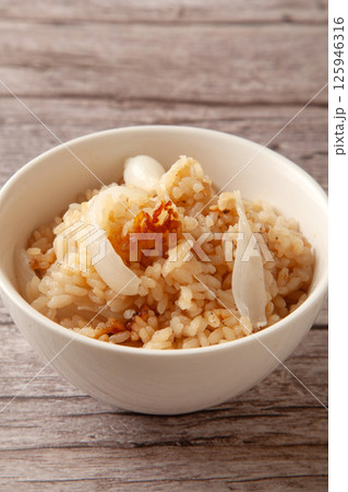 新玉ねぎの炊き込みご飯 125946316