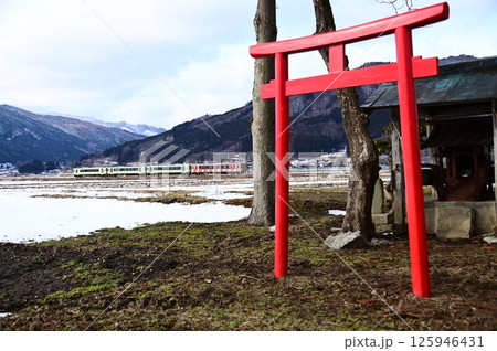 神社から見える釜石線キハ110系 神社から見える釜石線キハ110系 125946431