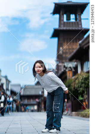 川越デート　笑顔で微笑む彼女 125946453