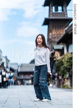 川越デート 笑顔で微笑む彼女 川越デート 笑顔で微笑む彼女 125946455