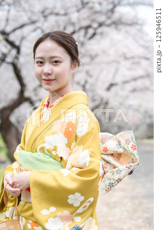 満開の桜の下振袖を着た成人女性 125946511