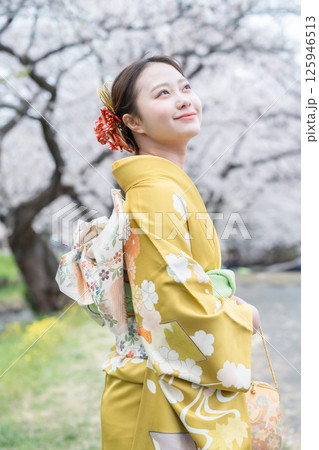 満開の桜の下振袖を着た成人女性 125946513