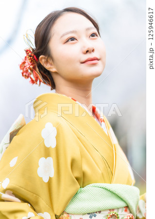 桜と振袖ポートレート 125946617