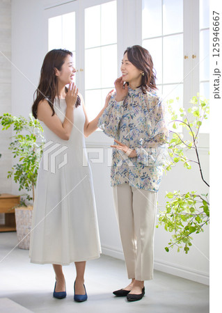 20代女性と50代女性のビューティ 125946667