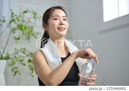 ヨガウェアで水を飲む20代の女性 ヨガウェアで水を飲む20代の女性 125946668
