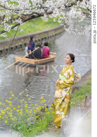 桜の下小舟が渡る新河岸川の桜と着物の女性 桜の下小舟が渡る新河岸川の桜と着物の女性 125946672