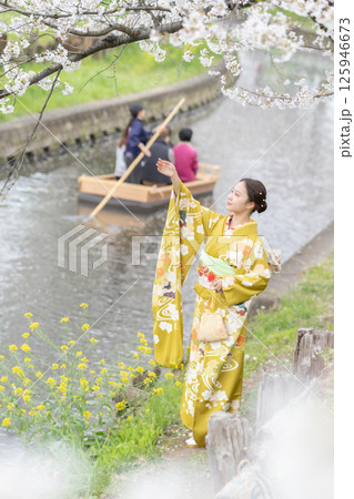 桜の下小舟が渡る新河岸川の桜と着物の女性 桜の下小舟が渡る新河岸川の桜と着物の女性 125946673