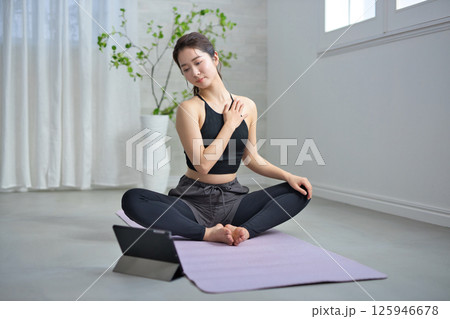 オンラインヨガを楽しむ20代の女性 125946678