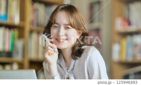 オフィスで働く若い女性 オフィスで働く若い女性 125946893