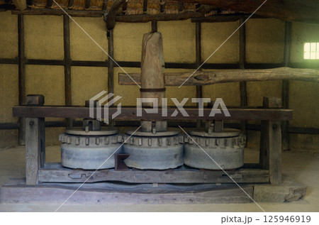 四国村江戸時代末期の砂糖しめ小屋のしめぐるま-2 四国村江戸時代末期の砂糖しめ小屋のしめぐるま-2 125946919