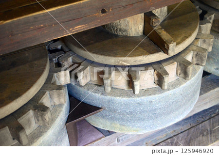 四国村江戸時代末期の砂糖しめ小屋のしめぐるま-3 四国村江戸時代末期の砂糖しめ小屋のしめぐるま-3 125946920