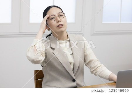 体調が悪いミドル女性 125946999