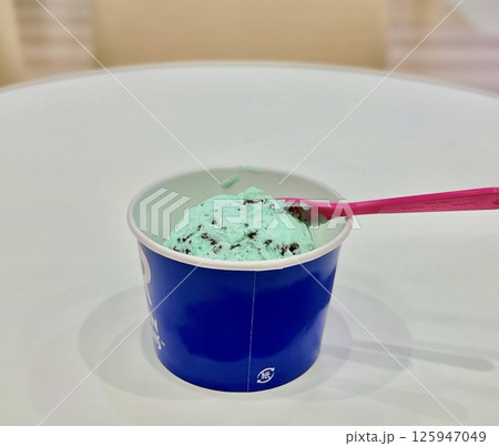 カップ入りのチョコミントアイス 125947049