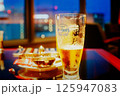 写真素材：夜景が綺麗なホテルバーで楽しむオリオンビール 125947083