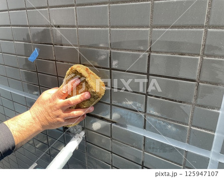 目地詰め後の拭き取り洗浄 目地詰め後の拭き取り洗浄 125947107