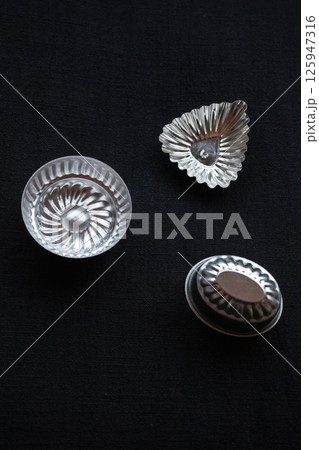 藍染の布の上に置かれたアルミのトレー 125947316