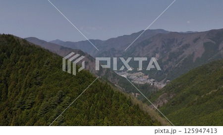 山々に囲まれた山梨で一番ちいさい村・丹波山村（空撮） - 山梨県北都留郡,日本  125947413