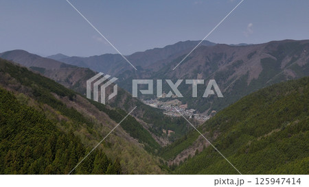 山々に囲まれた山梨で一番ちいさい村・丹波山村（空撮） - 山梨県北都留郡,日本  125947414