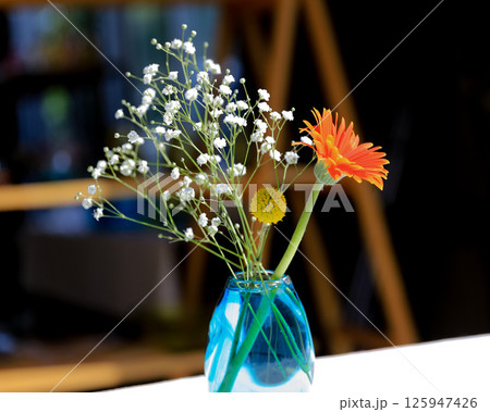 ガーベラとかすみ草 125947426