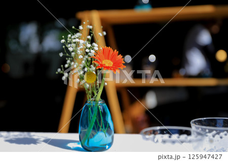 ガーベラとかすみ草 125947427