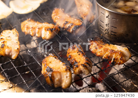 美味しい炭火焼きのトントロとニンニク焼き 美味しい炭火焼きのトントロとニンニク焼き 125947430