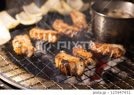 美味しい炭火焼きのトントロとニンニク焼き 125947431