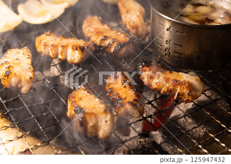 美味しい炭火焼きのトントロとニンニク焼き 125947432