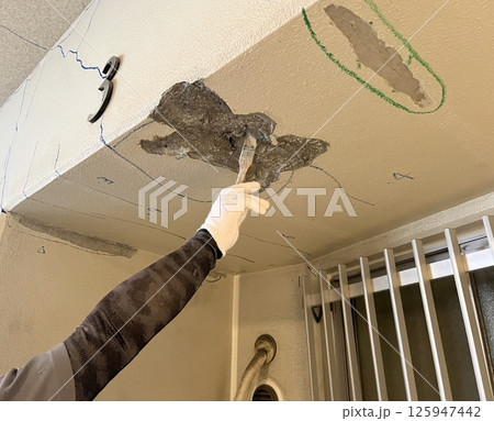 共用廊下の天井の欠損補修箇所にプライマー塗布 125947442