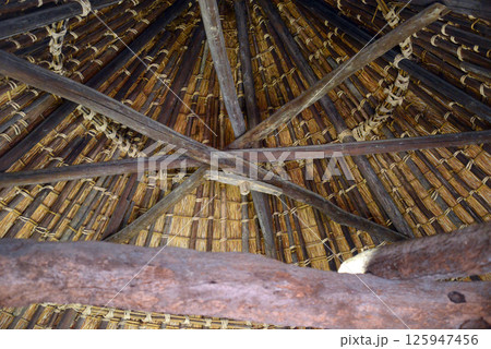 四国村江戸時代末期の砂糖しめ小屋円錐形屋根裏 125947456