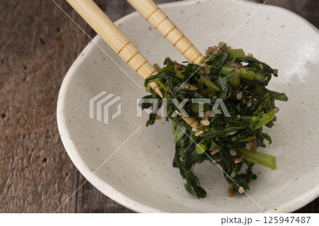 葉大根でふりかけを作る工程　葉大根の炒め煮　葉大根のふりかけ　大根の葉の炒め物 125947487