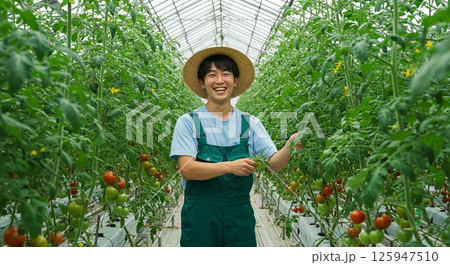 農業をする男性 125947510