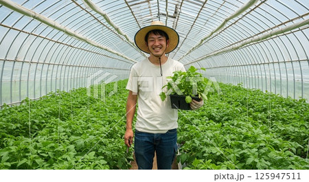 農業をする男性 125947511