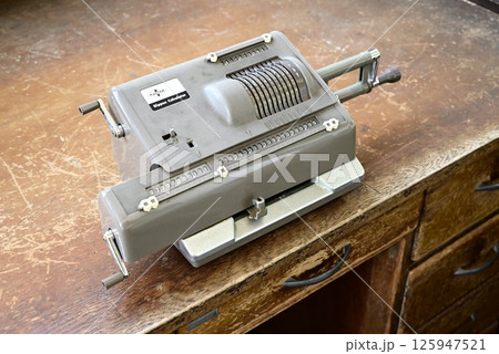 昭和レトロ　手動計算機　手回し式 125947521