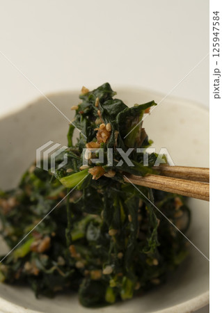 葉大根の炒め煮 葉大根のふりかけ 大根の葉の炒め煮を箸で持ち上げる 葉大根の炒め煮 葉大根のふりかけ 大根の葉の炒め煮を箸で持ち上げる 125947584