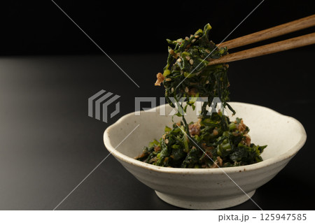 葉大根の炒め煮 葉大根のふりかけ 大根の葉の炒め煮を箸で持ち上げる 葉大根の炒め煮 葉大根のふりかけ 大根の葉の炒め煮を箸で持ち上げる 125947585