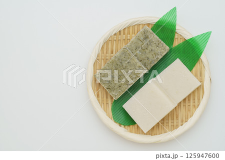 切り餅・角餅|通常の白い餅とヨモギ入りの餅 切り餅・角餅|通常の白い餅とヨモギ入りの餅 125947600