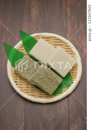 切り餅・角餅|通常の白い餅とヨモギ入りの餅 切り餅・角餅|通常の白い餅とヨモギ入りの餅 125947605