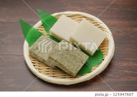 切り餅・角餅｜通常の白い餅とヨモギ入りの餅 125947607