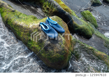 岩浜とマリンシューズ 岩浜とマリンシューズ 125947610