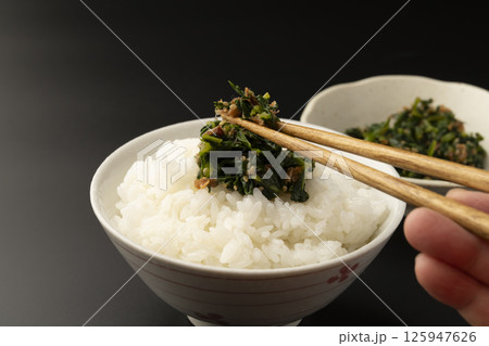 ご飯に乗せた葉大根の炒め煮　葉大根のふりかけをかけたご飯 125947626