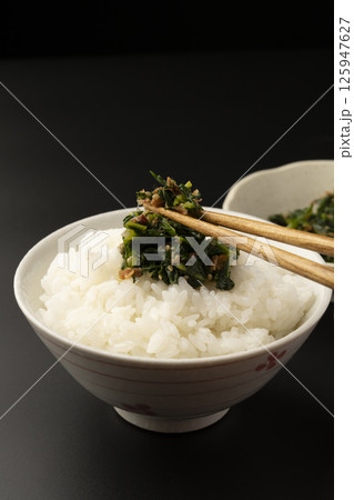 ご飯に乗せた葉大根の炒め煮　葉大根のふりかけをかけたご飯 125947627