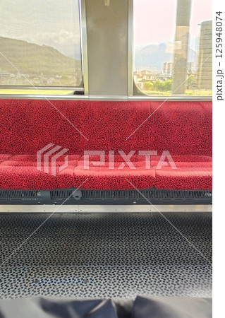 朝日に照らされる電車の座席 朝日に照らされる電車の座席 125948074