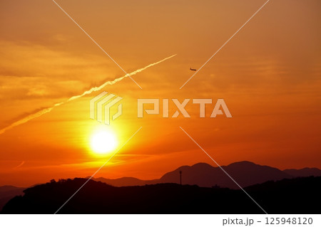 島原半島県立公園　愛野展望所より　飛行機雲とサンセット 125948120