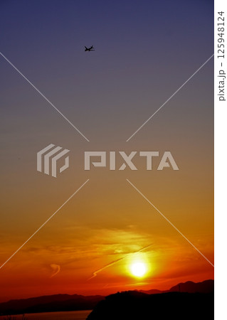 島原半島県立公園 愛野展望所より 飛行機雲とサンセット 島原半島県立公園 愛野展望所より 飛行機雲とサンセット 125948124