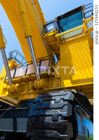 晴れの青空と北陸新幹線小松駅前に展示の大型重機｜油圧ショベル｜バックホー｜石川県小松市 125948231
