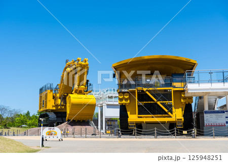 晴れの青空と北陸新幹線小松駅前に展示の大型重機|パワーショベル|バックホー|ダンプ|石川県小松市 晴れの青空と北陸新幹線小松駅前に展示の大型重機|パワーショベル|バックホー|ダンプ|石川県小松市 125948251